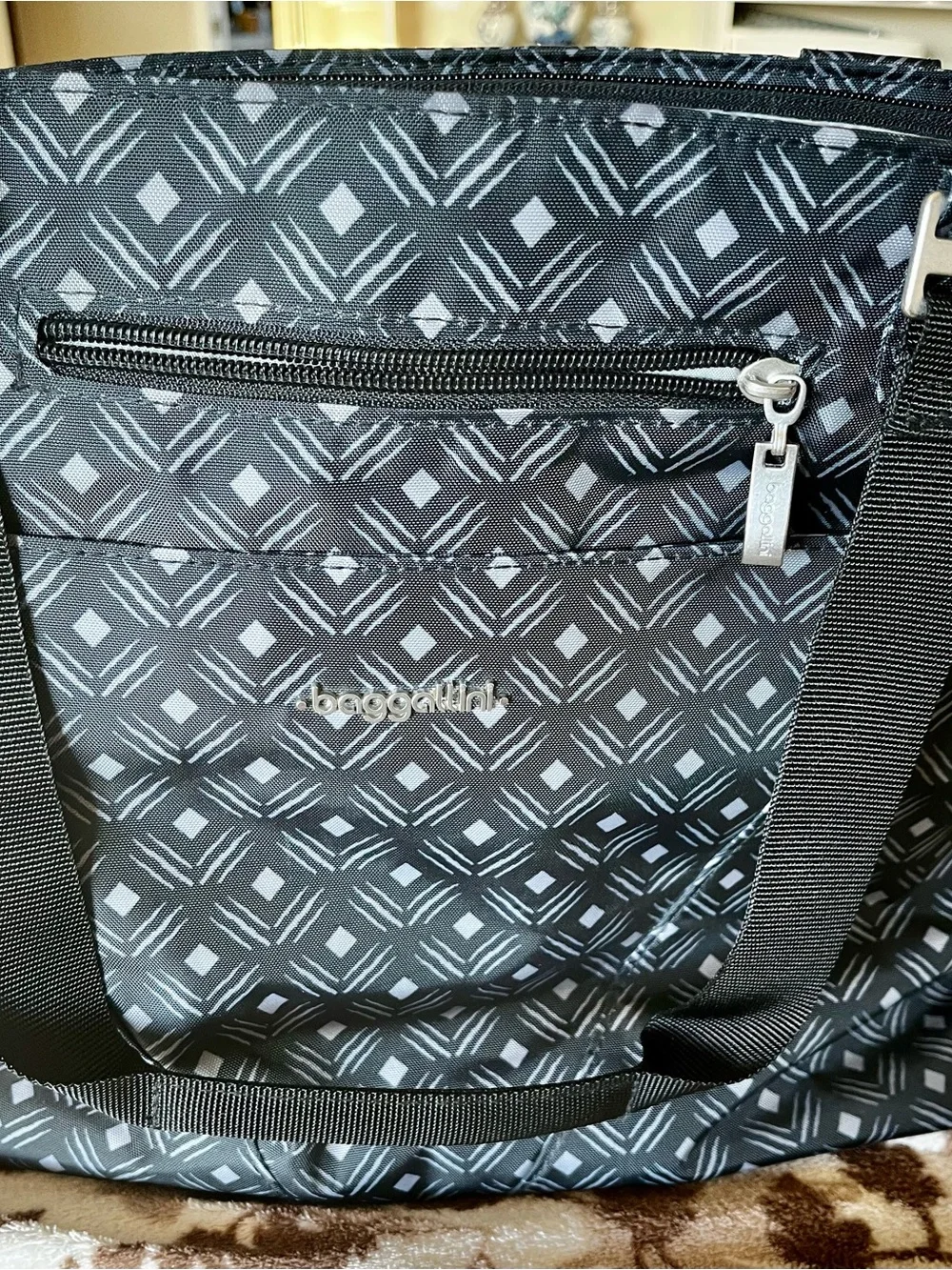 Baggallini large sleek